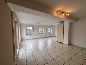 Großraumbüro mit Zugang zum Balkon