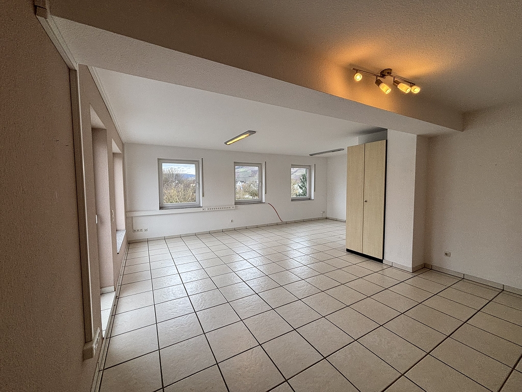 Großraumbüro mit Zugang zum Balkon