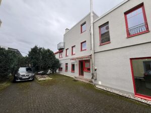 Ansicht mit Parkplatz