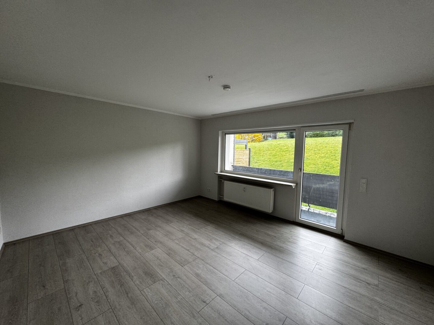 Wohnzimmer mit Zugang zum Balkon