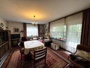 Esszimmer mit Zugang zur Terrasse