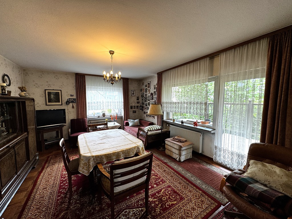 Esszimmer mit Zugang zur Terrasse