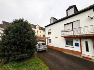 Außenansicht mit Carport