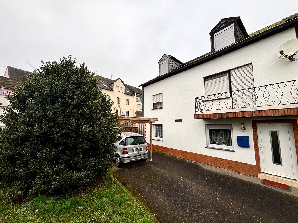 Außenansicht mit Carport