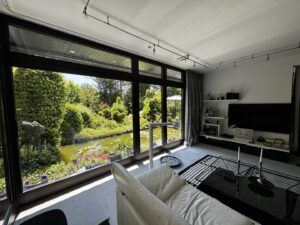 Wohnbereich mit Ausblick in den Garten