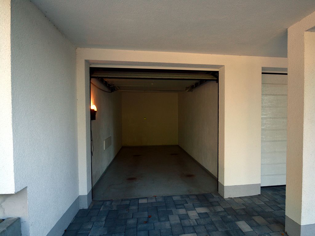 Garage mit davorliegenden Stellplatz