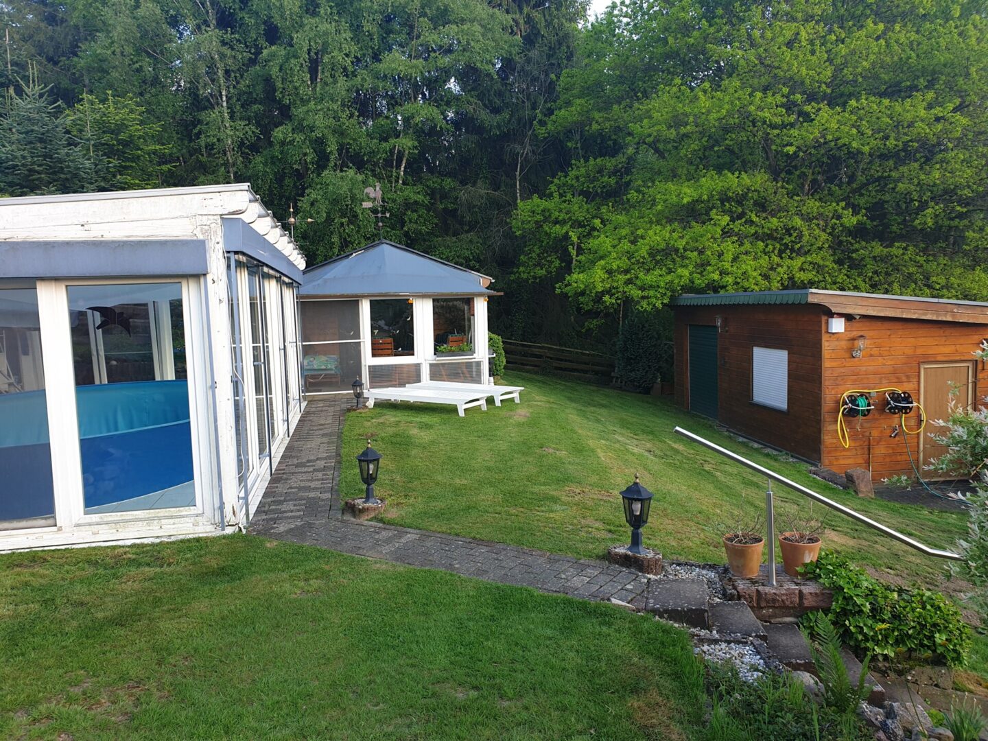 Außenansicht mit Gartenhaus