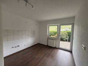 Küche mit Zugang zur Terrasse