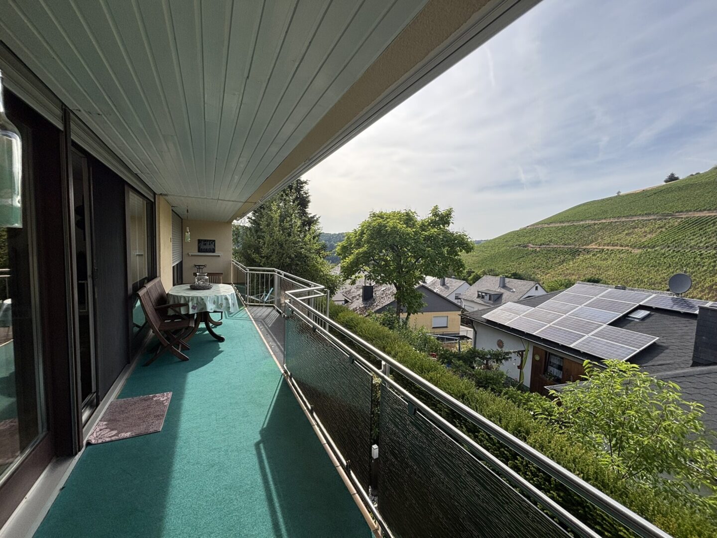 Balkon mit Blick in die Weinberge