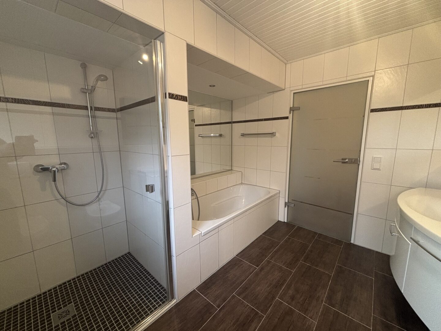 Dusche und Badewanne