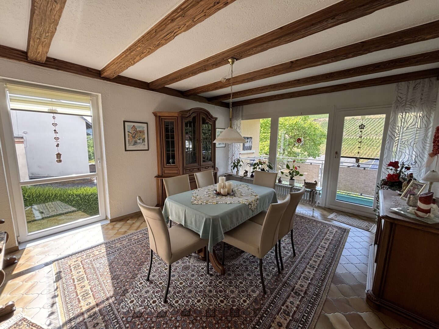 Esszimmer mit Zugang zum Balkon