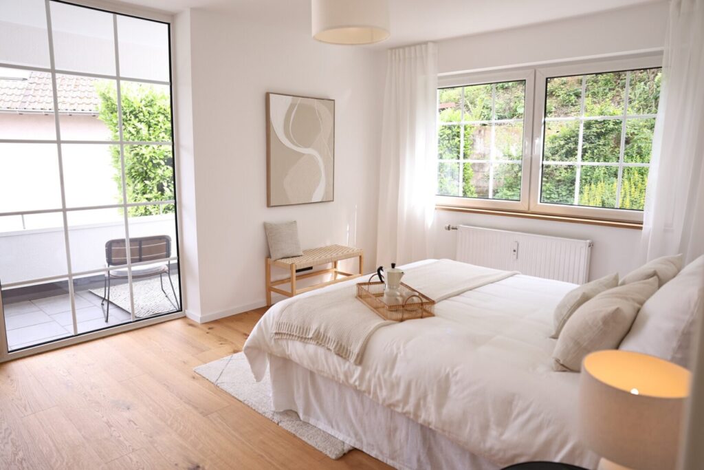 Elternschlafzimmer mit Zugang zum Balkon