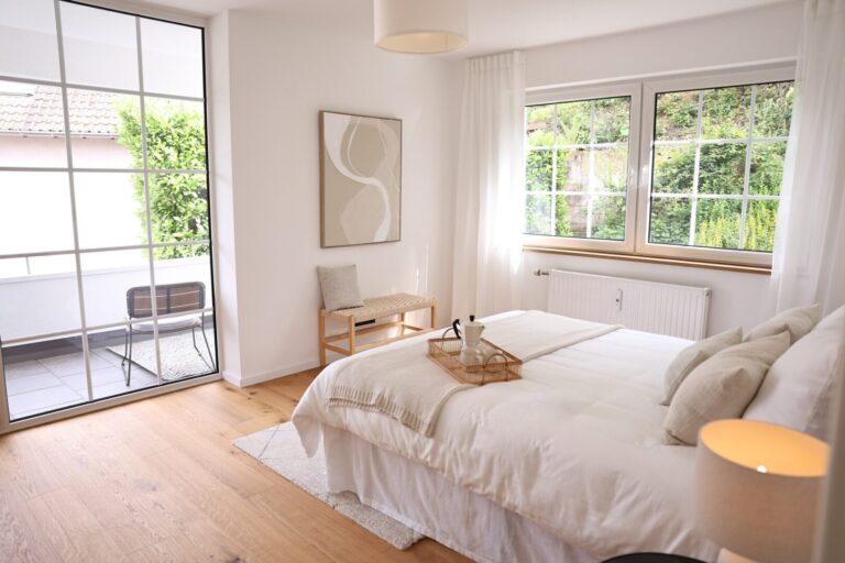 Elternschlafzimmer mit Zugang zum Balkon