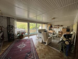 Wohnzimmer mit Zugang zum Balkon
