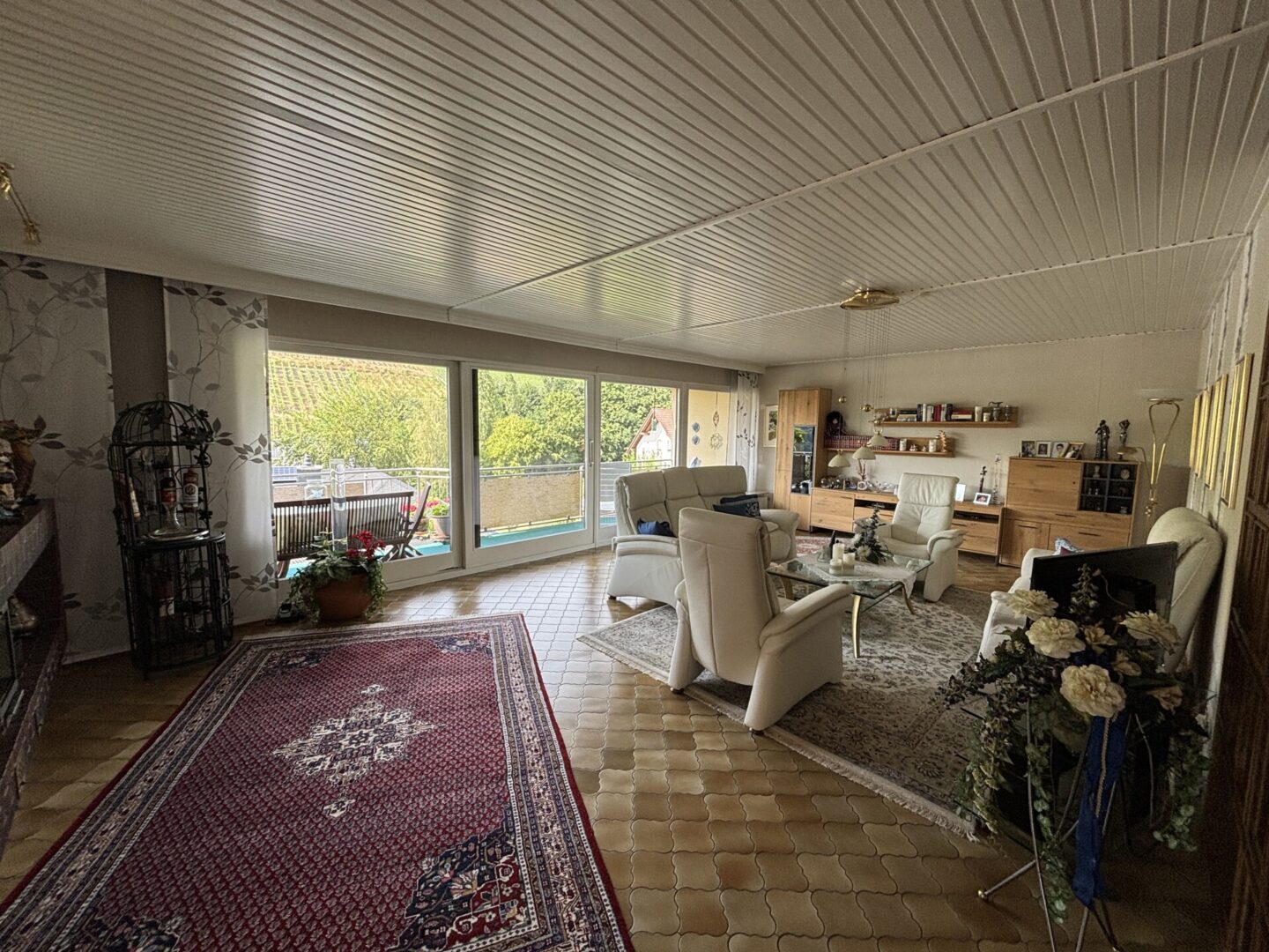 Wohnzimmer mit Zugang zum Balkon