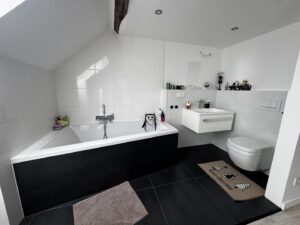 Bad mit Wanne DG