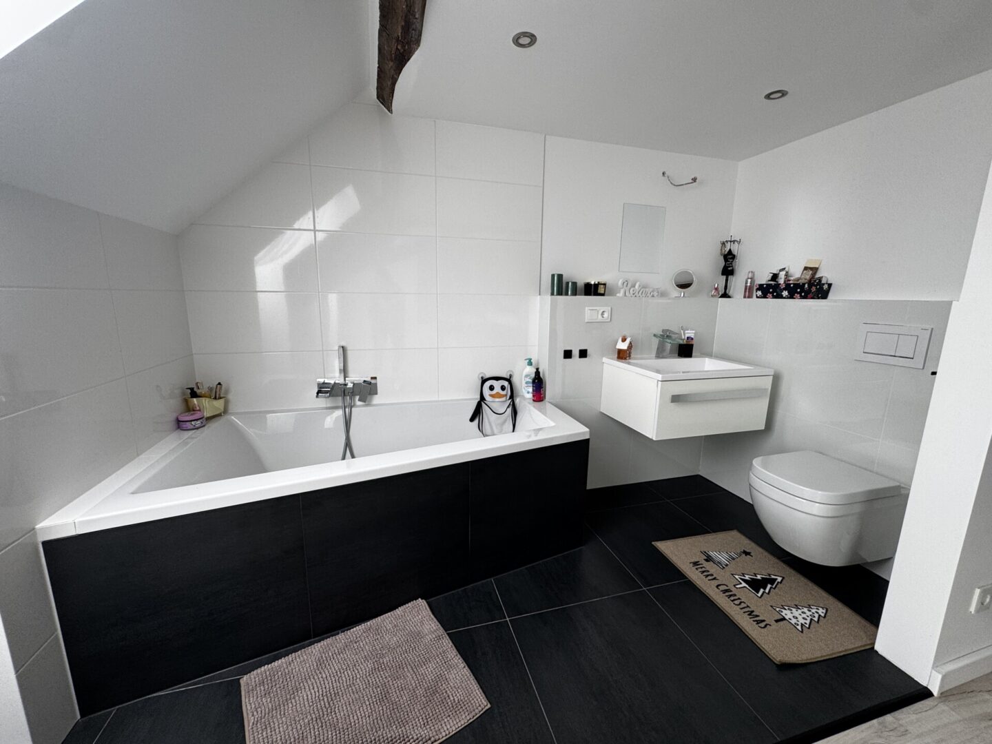 Bad mit Wanne DG