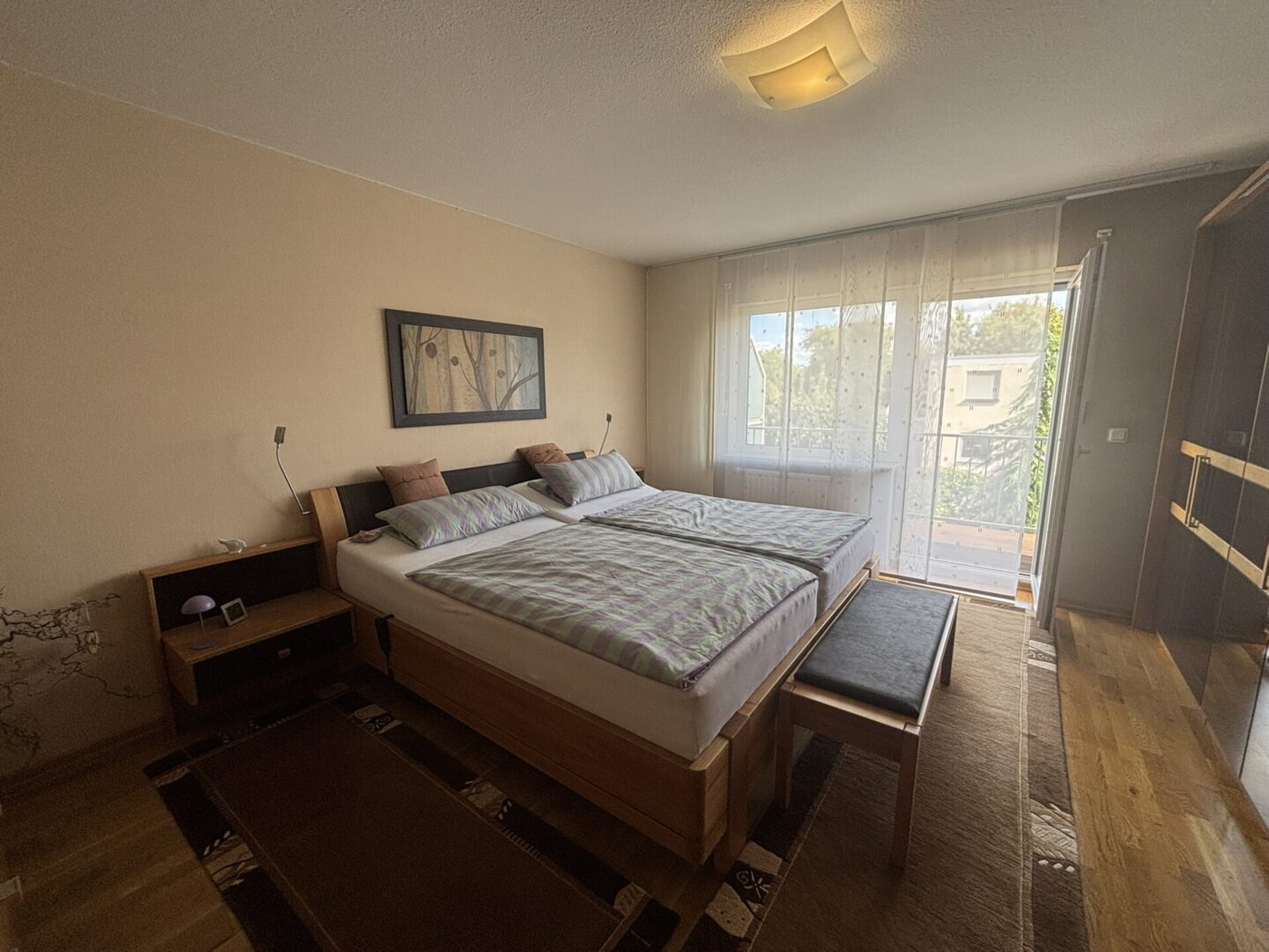 Schlafzimmer mit Balkonzugang