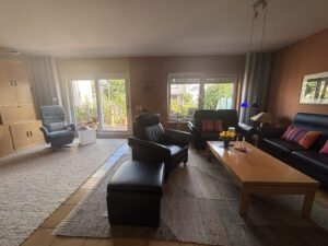 Wohnzimmer mit Zugang Terrasse
