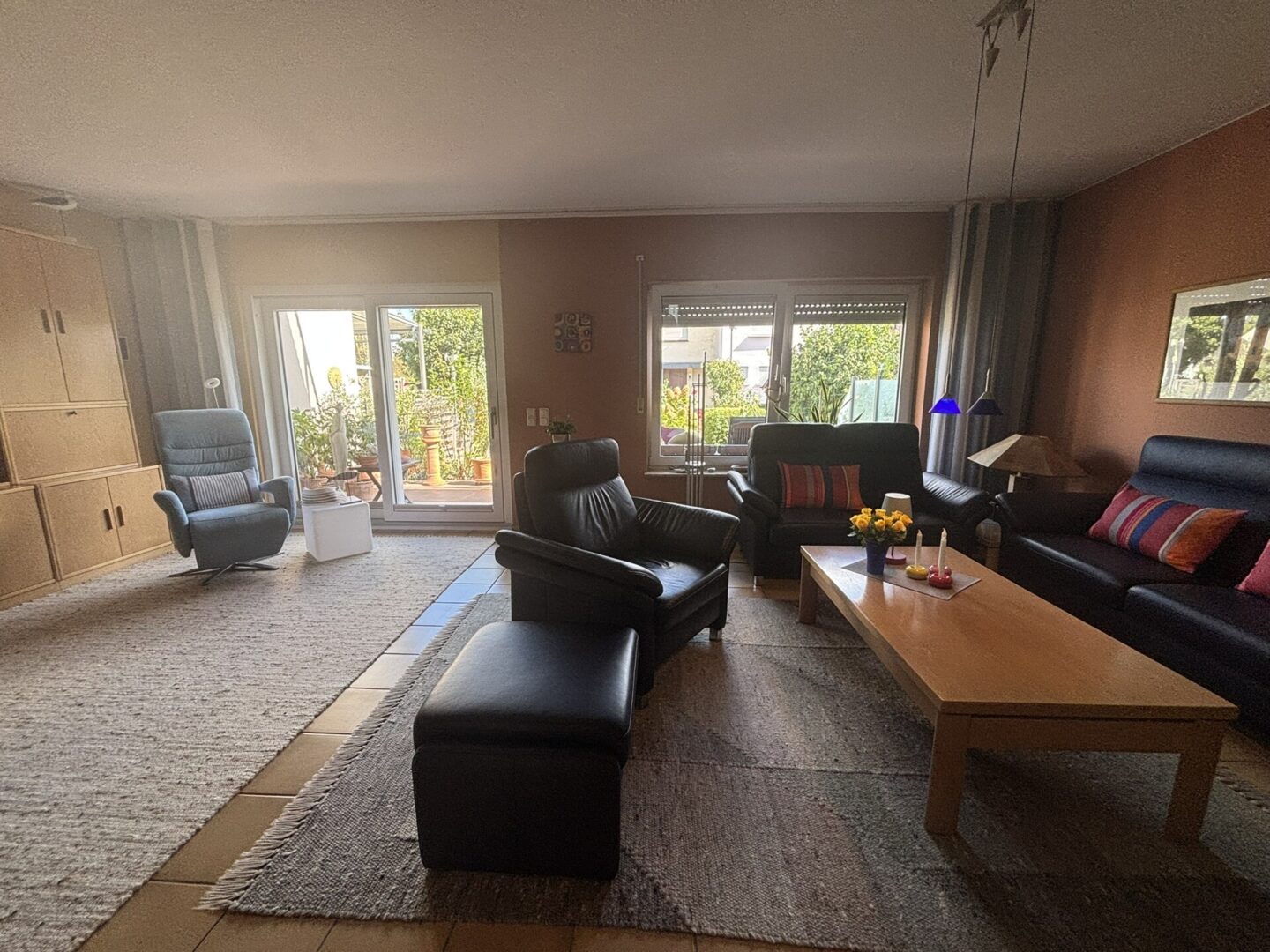 Wohnzimmer mit Zugang Terrasse