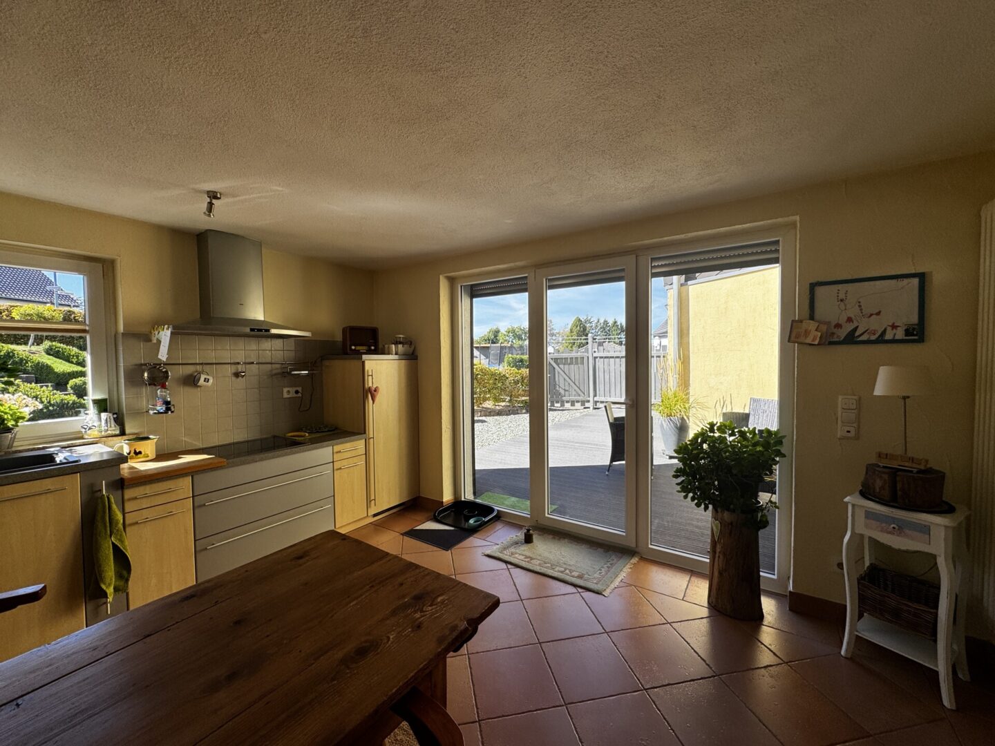 Küche mit Zugang zur Terrasse